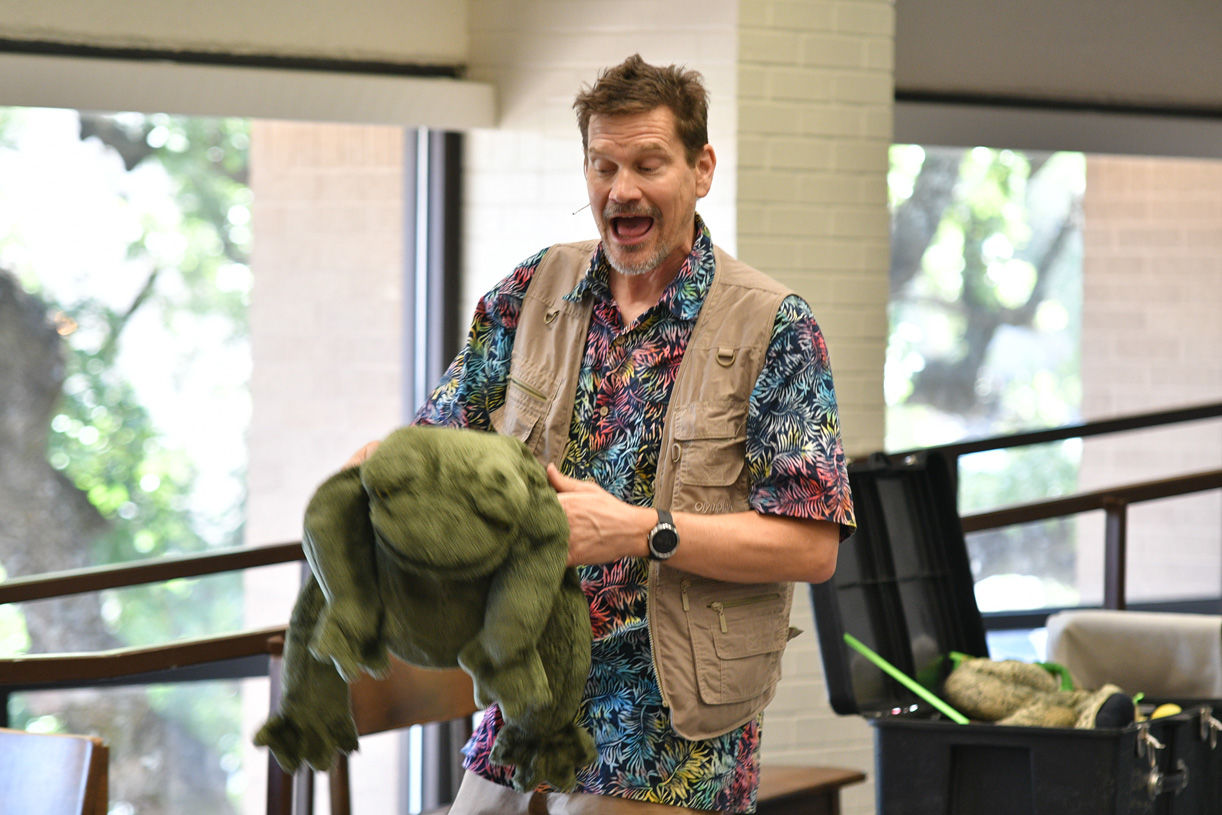 Singing zoologist Lucas Miller visits Bryan library